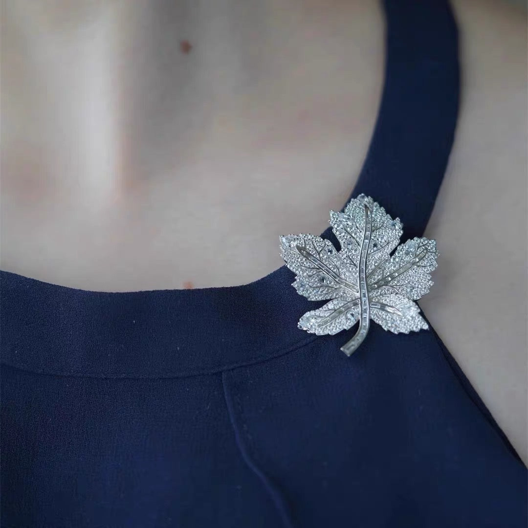 Winter in Québec Brooch, Retro Silver Maple Leaf Brooch, Elegant Brooch, Gift for Her/Him