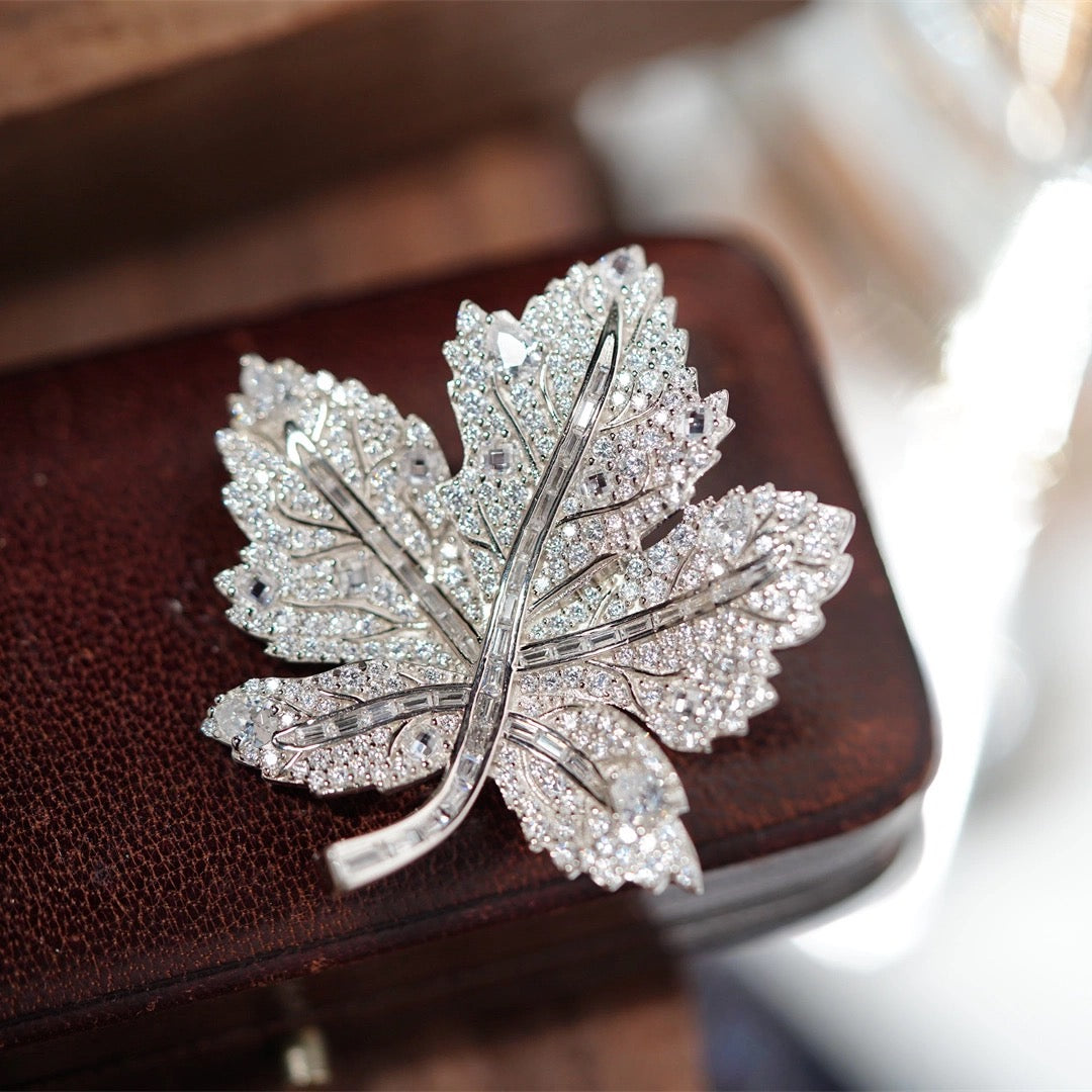 Winter in Québec Brooch, Retro Silver Maple Leaf Brooch, Elegant Brooch, Gift for Her/Him